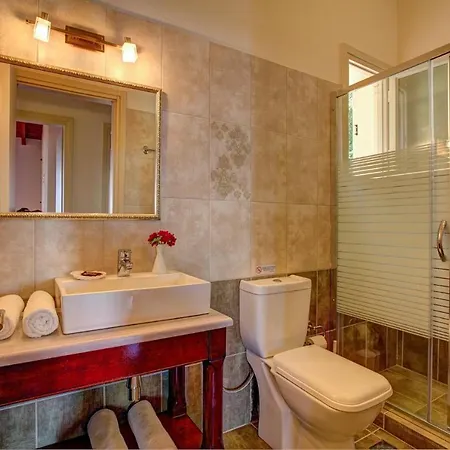 فيلة Sleeps 5 Pool Air Con Wifi Mánganos