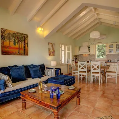 Sleeps 5 Pool Air Con Wifi *